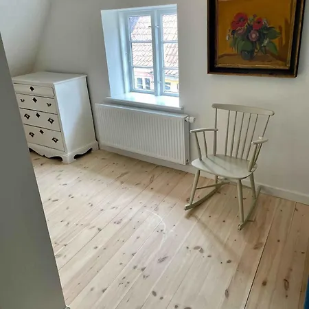 Charming Townhome Near And Square