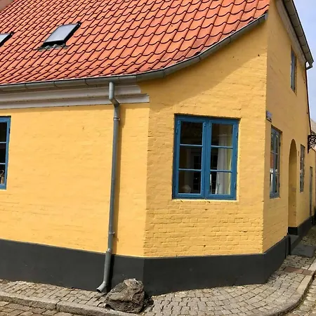Charming Townhome Near And Square Semesterbostad