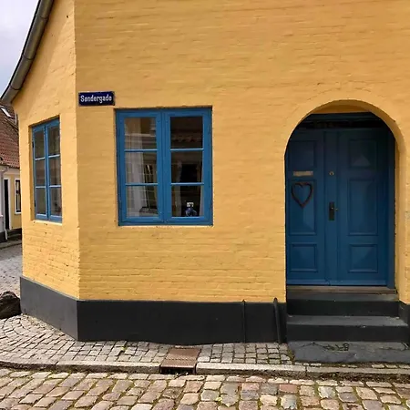 Charming Townhome Near And Square *