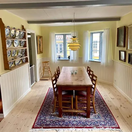 Semesterbostad Charming Townhome Near And Square