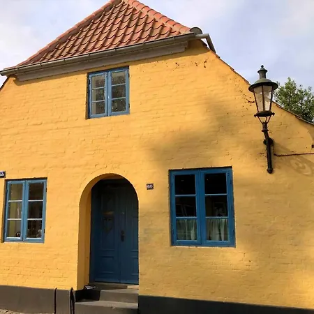 Semesterbostad Charming Townhome Near And Square Ærøskøbing