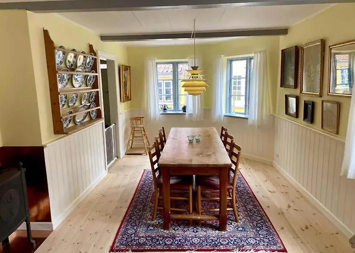 بيت للعطل Charming Townhome Near And Square